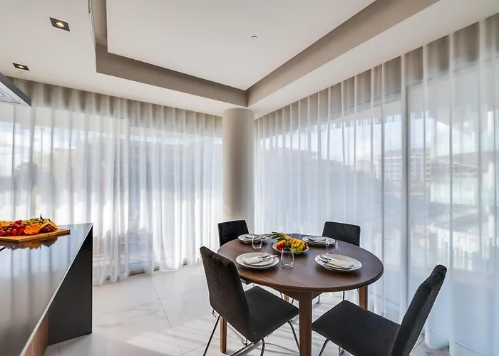 Newly Built 3 Bdrm Luxury Close To The Apartment *